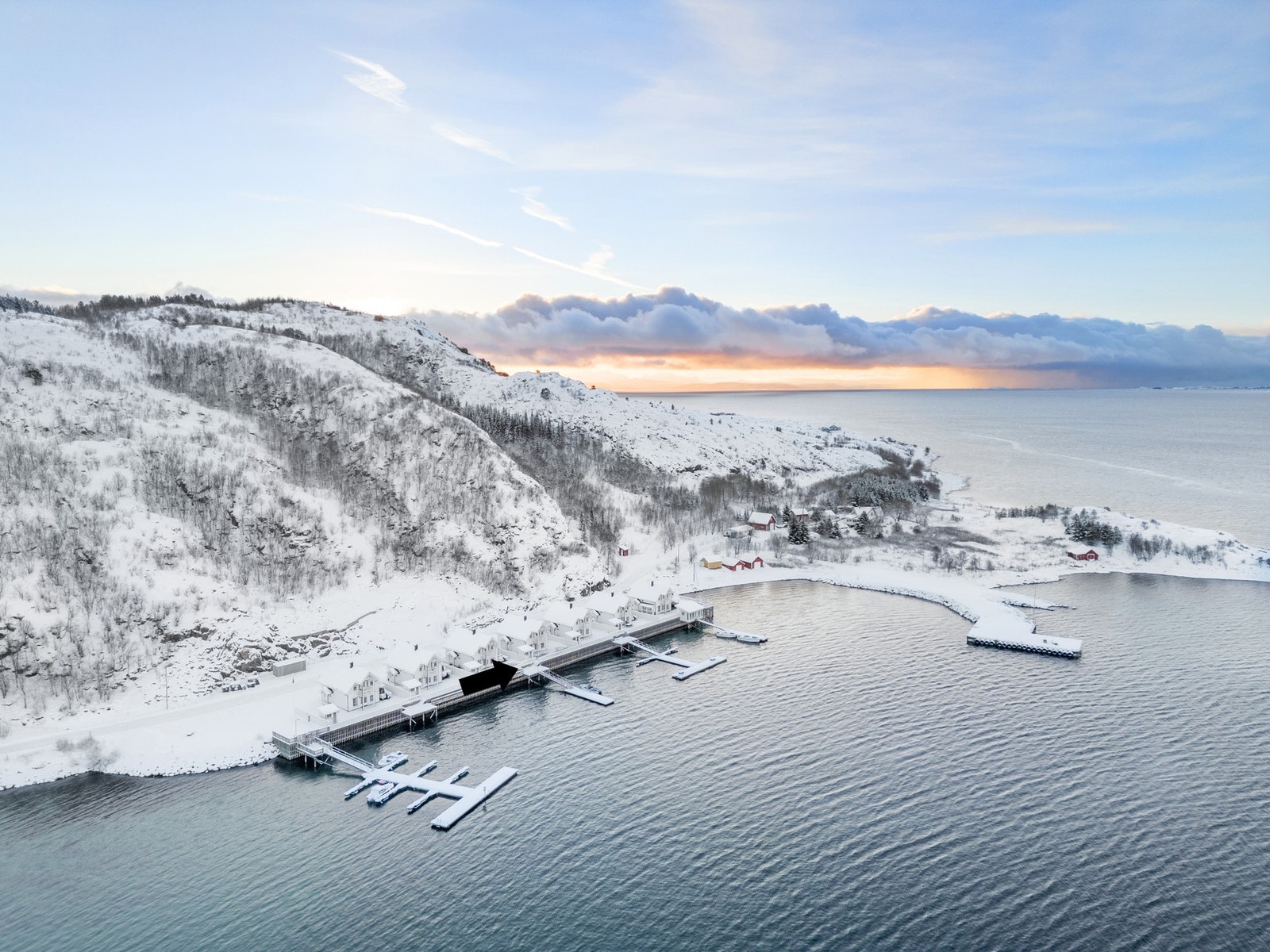 EIE eiendomsmegling v/Runar Bjørkelund har gleden av å presentere Ytter Neshamn-vegen 47. Foto: Martynas Milkevicius/Cinematic Photography Galleribilde