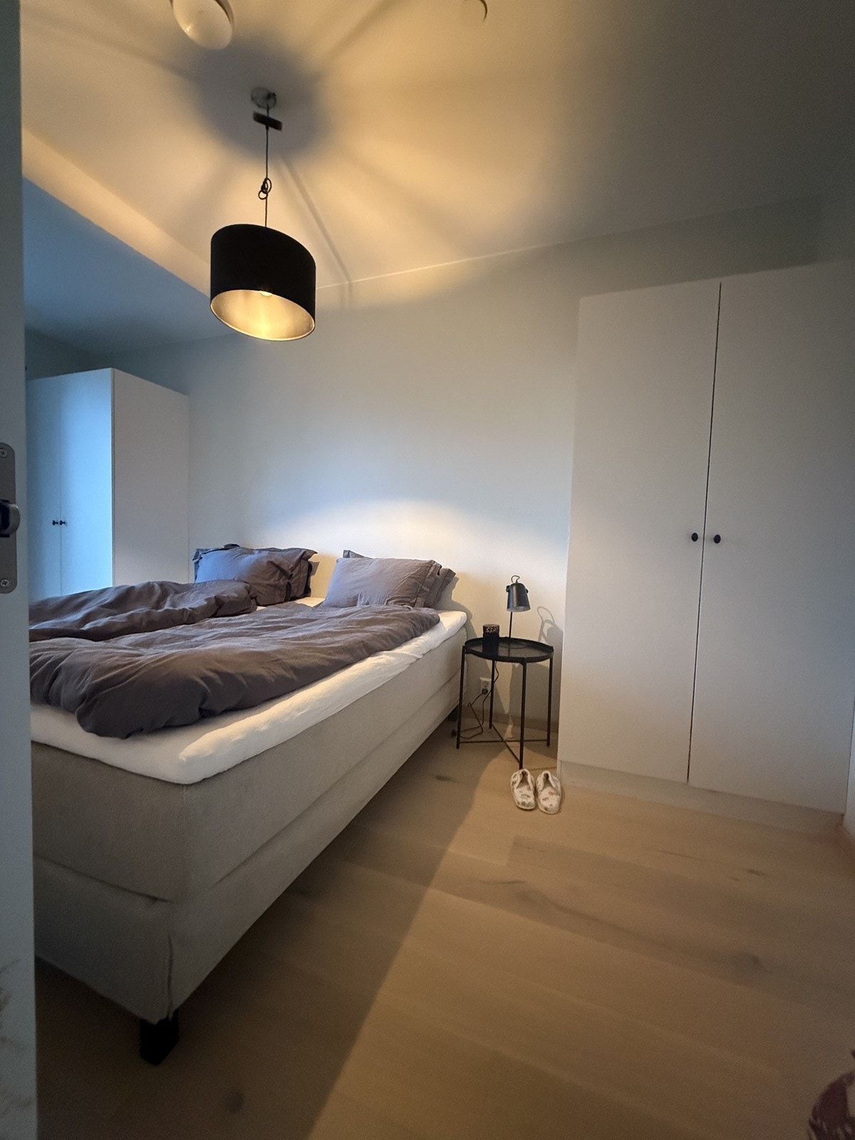 Romslig soverom med inngang på begge sider. Tilhørende walk-in/bod Galleribilde