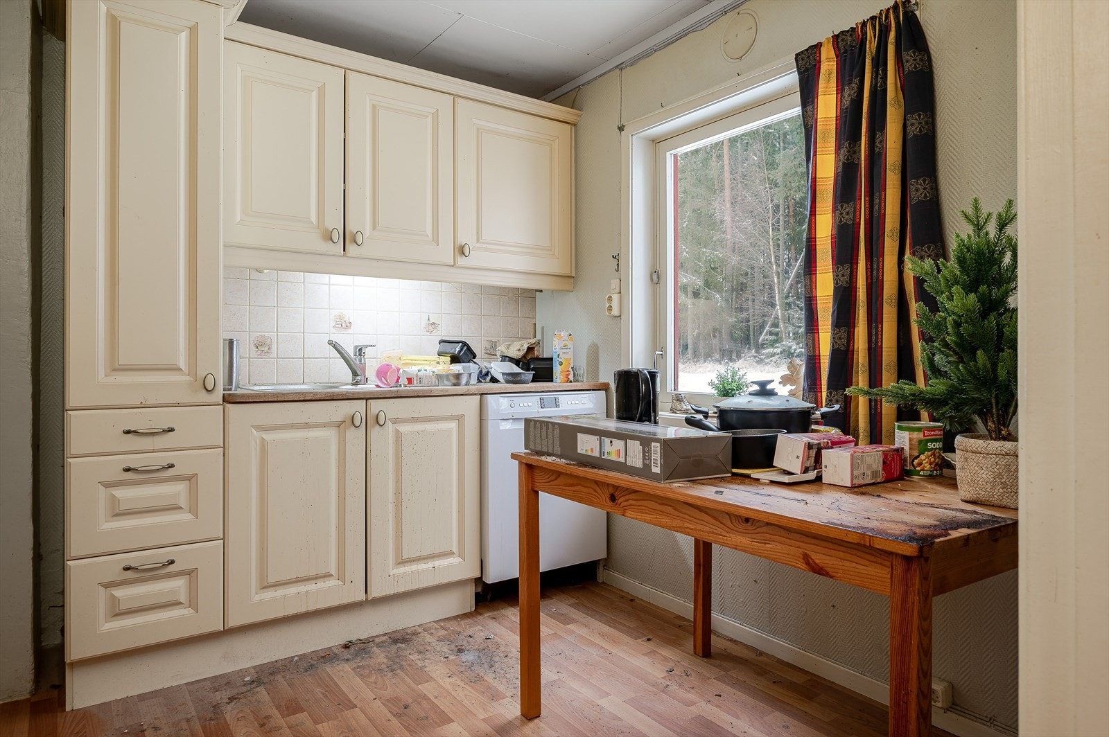 Separat kjøkken med innredning og plass for frittstående hvitevarer. Galleribilde