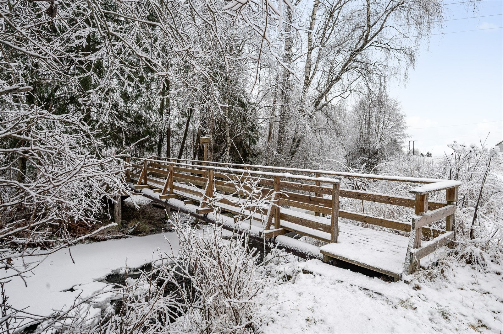 Like ved eiendommen finner du en bro som tar deg over Lageråa. Galleribilde