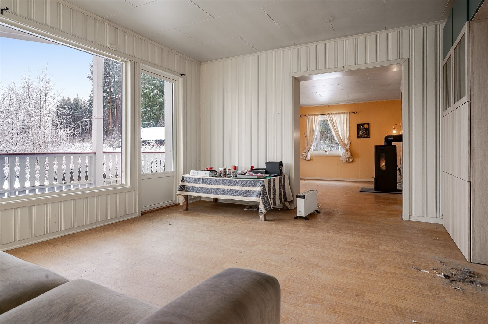 Stue med store vinduer som vender ut mot verandaen. Galleribilde