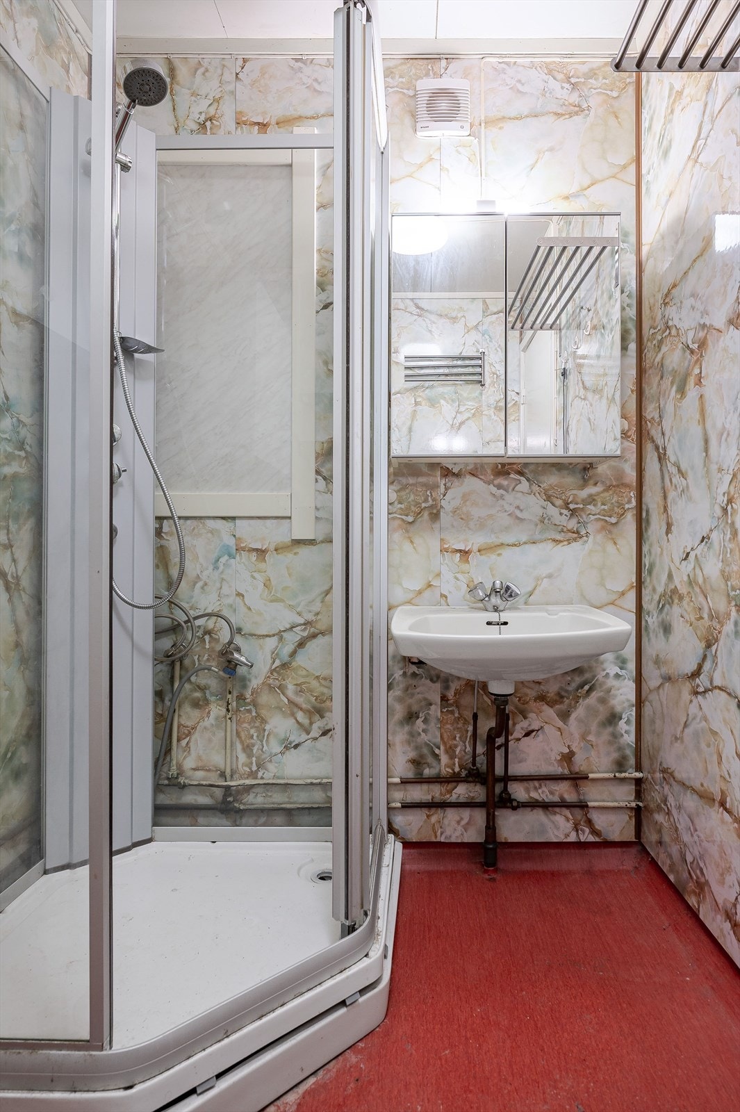 Badet har belegg på gulvet og baderomsplater på veggene. Galleribilde