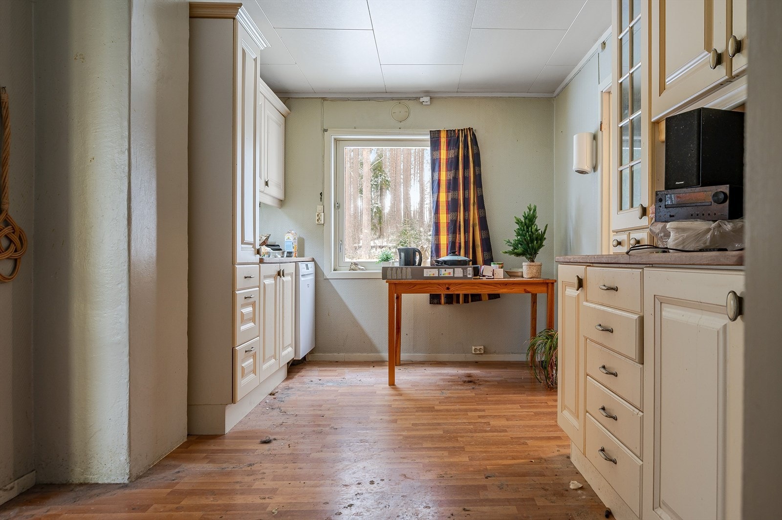 Det er plass til spisebord på kjøkkenet. Galleribilde