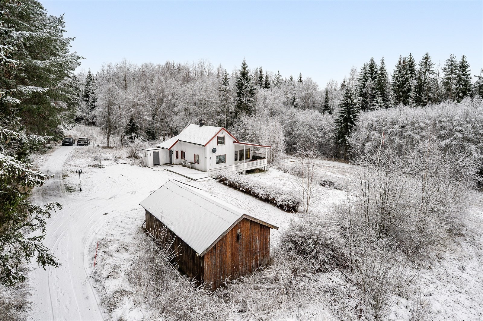 Eiendommen består av enebolig og et uthus. Det er behov for omfattende renovering av boligen. Galleribilde