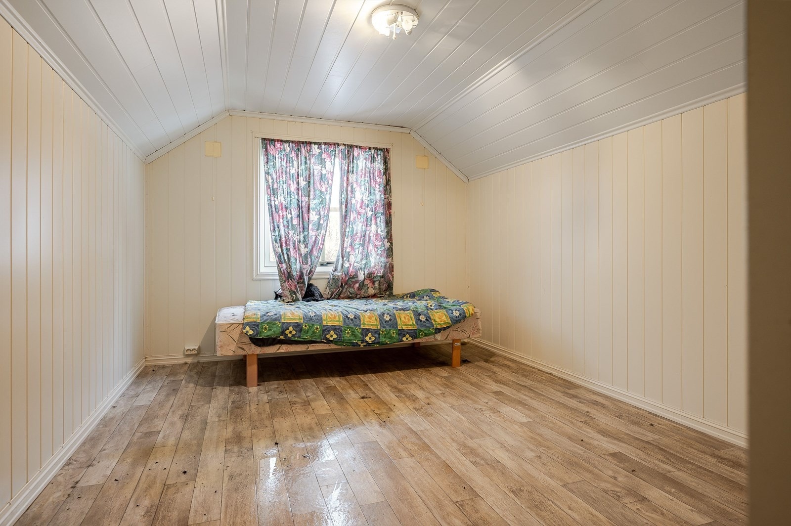 Boligen har to soverom, ett i 1. etasje og ett i 2. etasje. Dette ligger i 2. etasje. Galleribilde