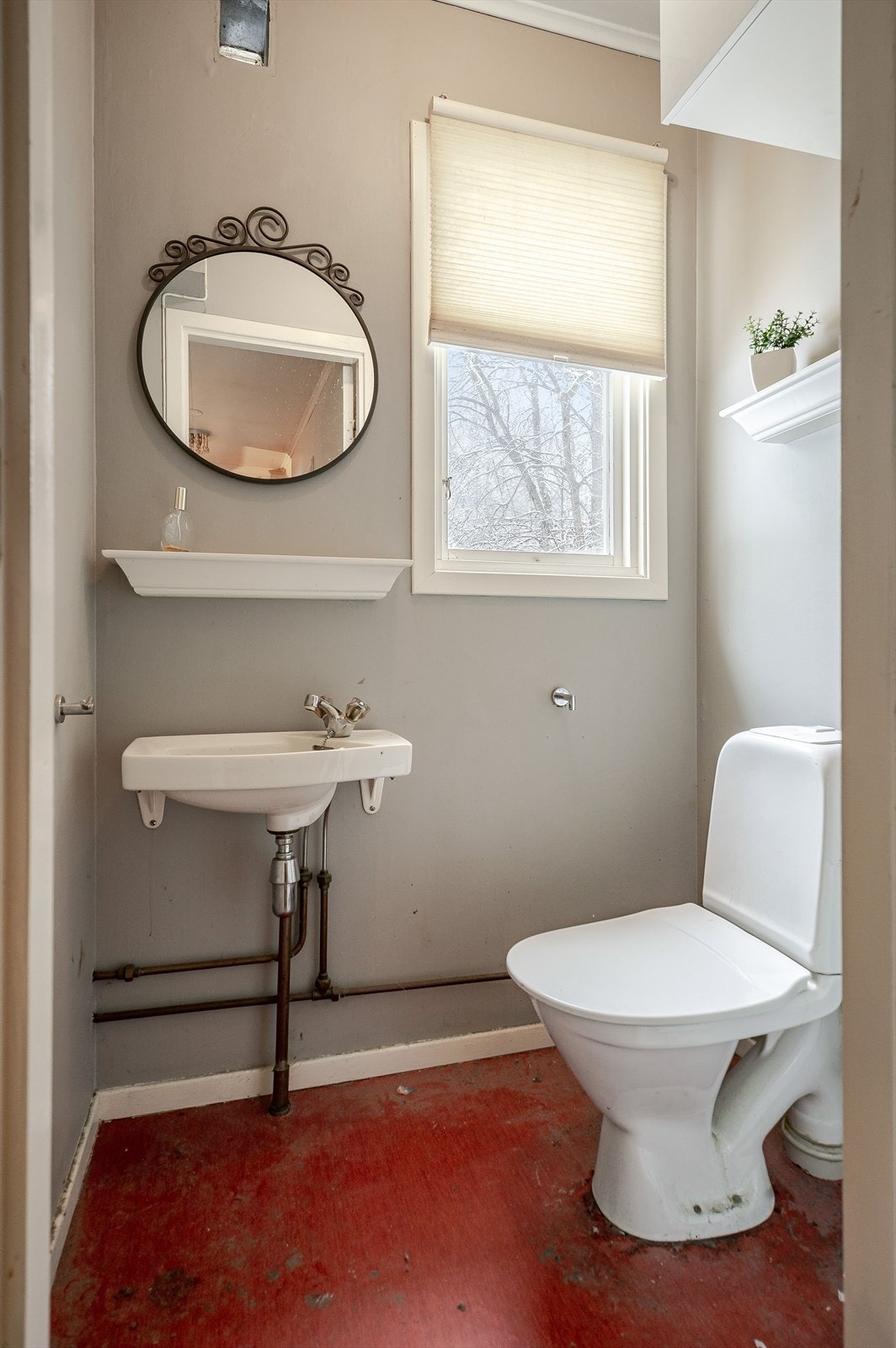 Vegg i vegg med badet er det et separat toalettrom med gulvmontert toalett og håndvask. Galleribilde