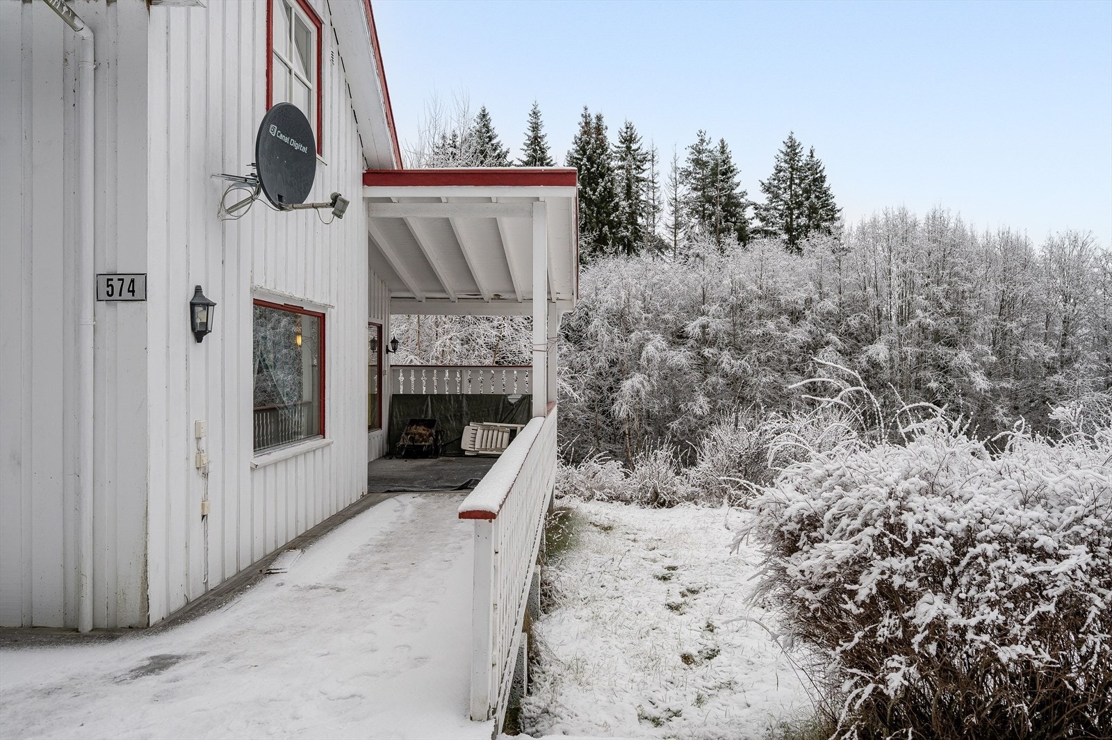 Verandaen er delvis overbygd og har adkomst videre til hagen. Galleribilde