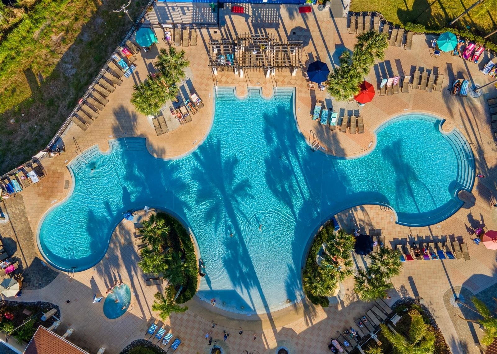 Klubbhus og basseng Galleribilde