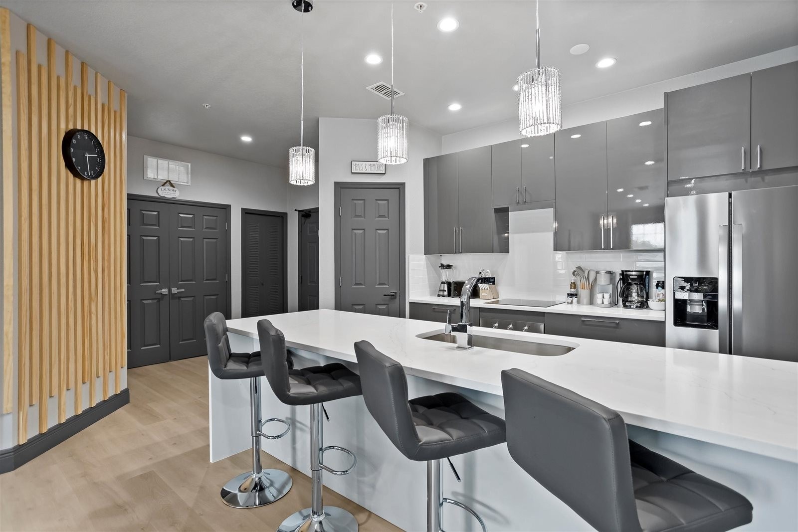 Nye skap, benkeplater i kvarts og hvitevarer Galleribilde