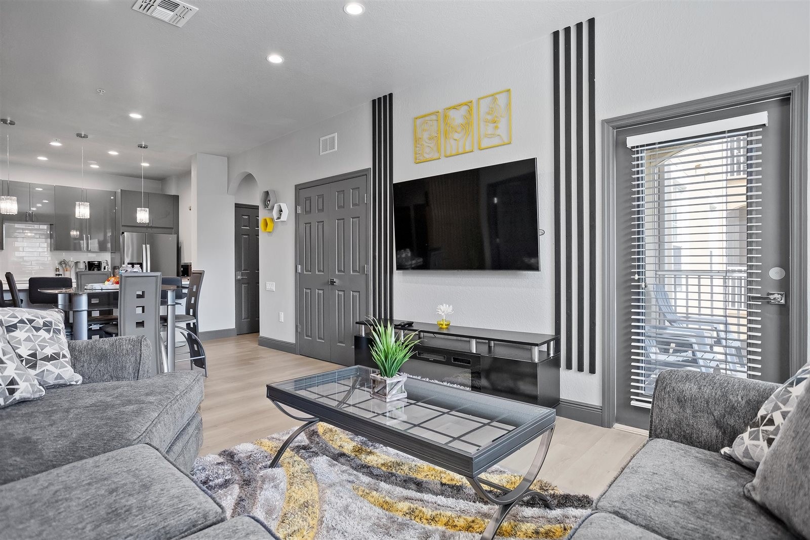 Veggmonterte TV'er i alle rom Galleribilde