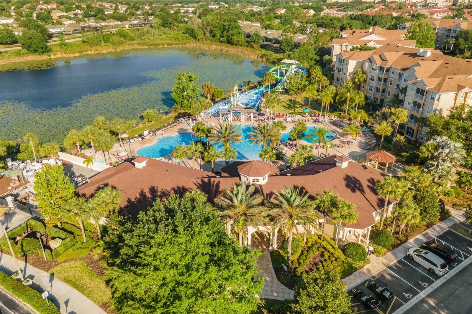 Klubbhus og basseng Galleribilde