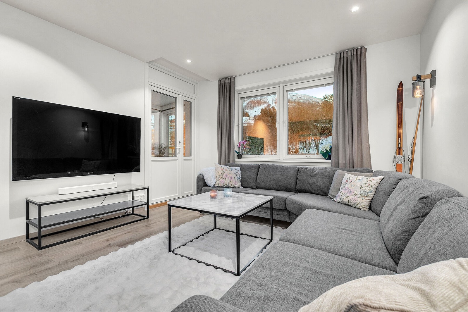 Fra leiligheten er det utgang til solrik balkong Galleribilde