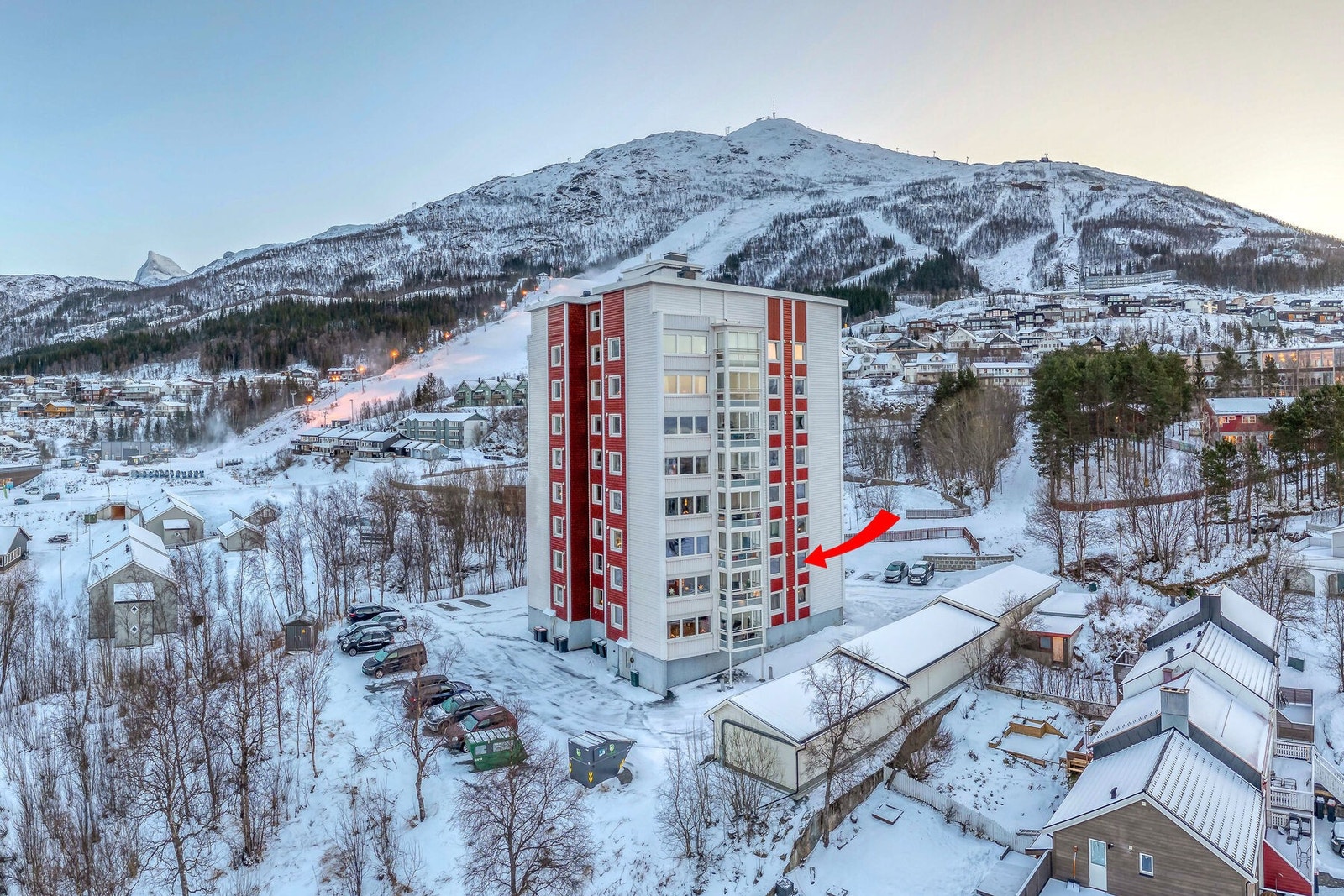 Leiligheten ligger fint til ved foten av alpinbakken. Fra eiendommen er det kort vei til UiT, skole, barnehage og butikker Galleribilde