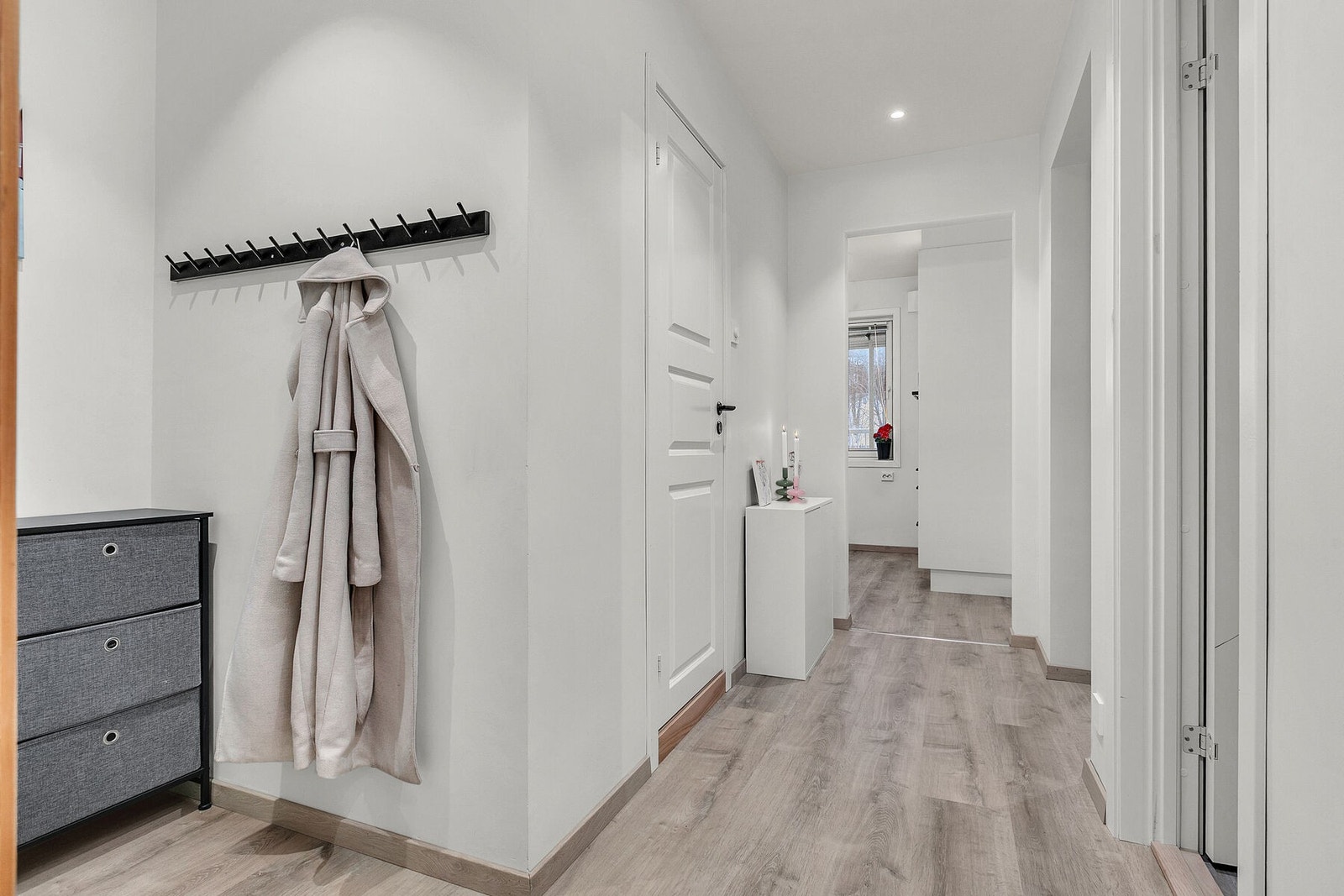 Nyoppusset gang med pene overflater og spotter i tak Galleribilde