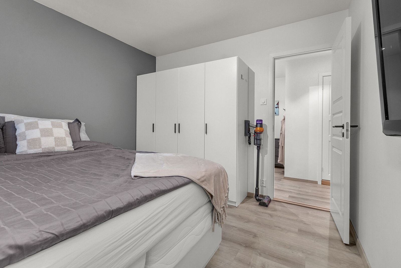 Godt med skapplass på soverommet Galleribilde