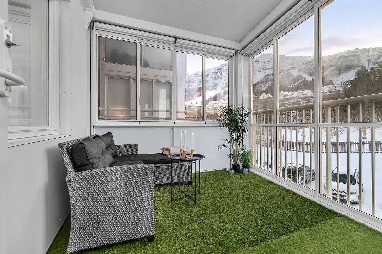 Innglasset balkong - her nyter du både de varme og de litt kaldere sommerdagene Galleribilde