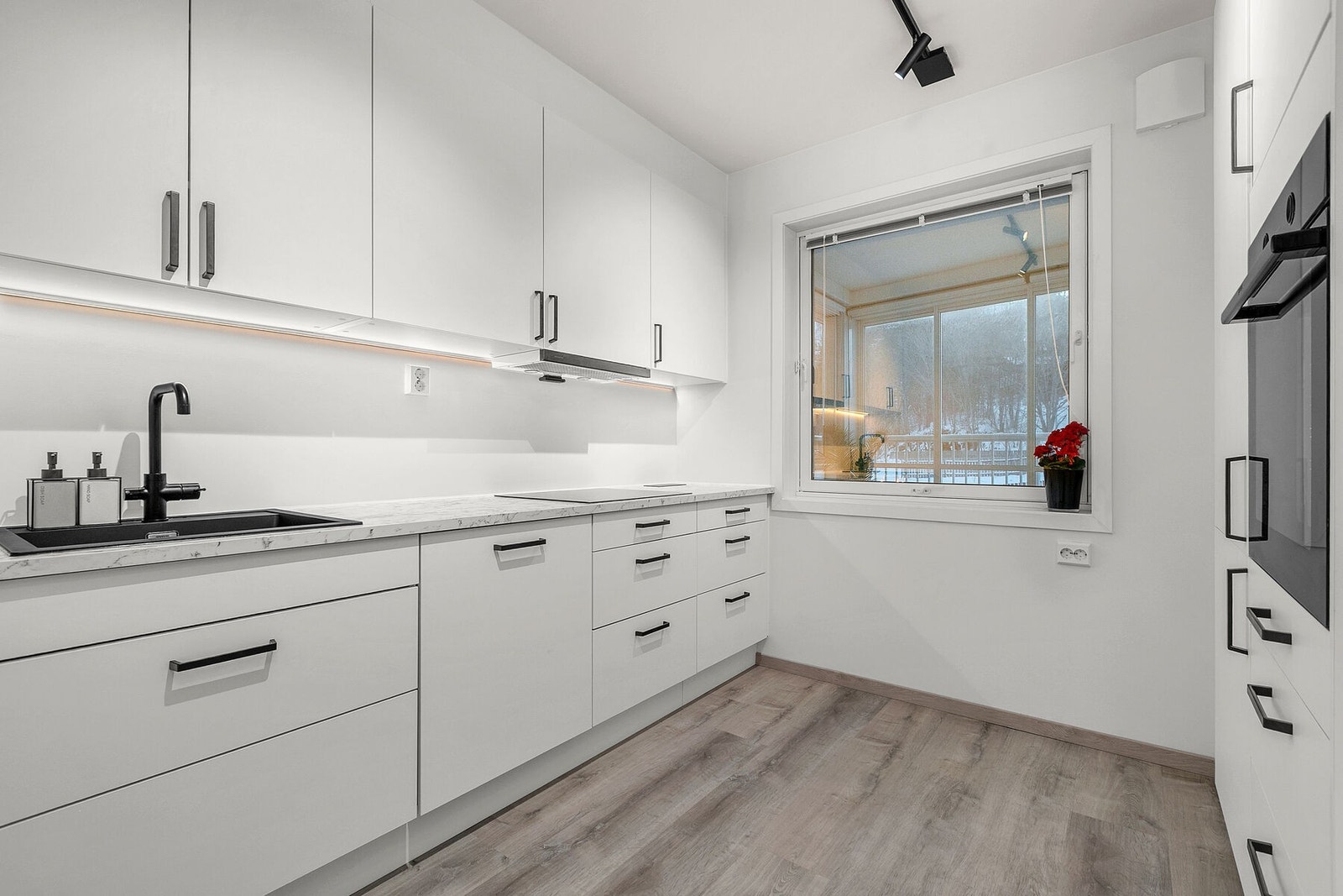 Godt med benkeplass på kjøkkenet Galleribilde