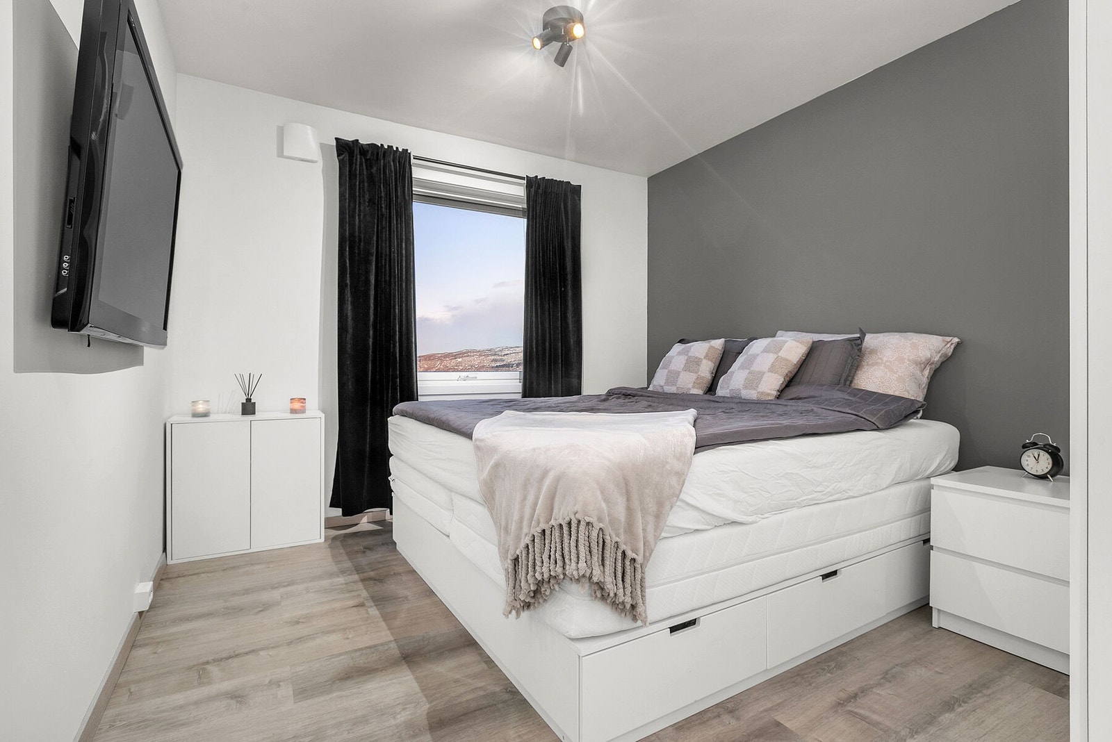 Pent oppusset soverom med nye gulv. Galleribilde