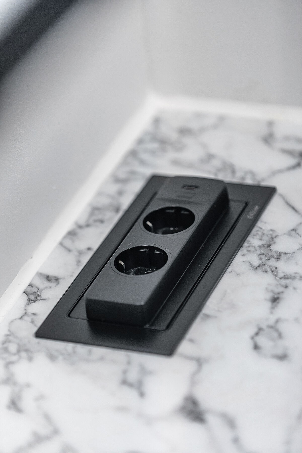 Praktisk strømuttak i benk - USB-port for lading Galleribilde