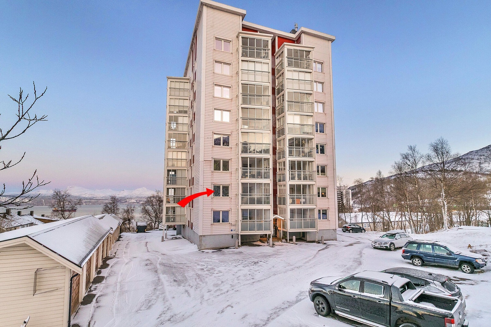 Bygget har heis, parkering og boder i kjeller og på loft Galleribilde