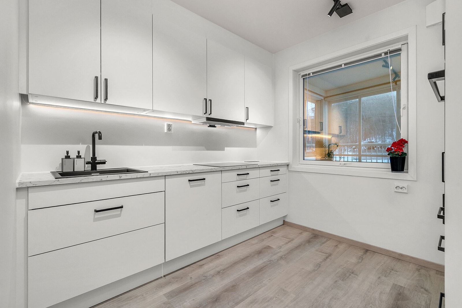 Pent kjøkken med integrert oppvaskmaskin, platetopp, stekeovn og komfyrvakt. Galleribilde