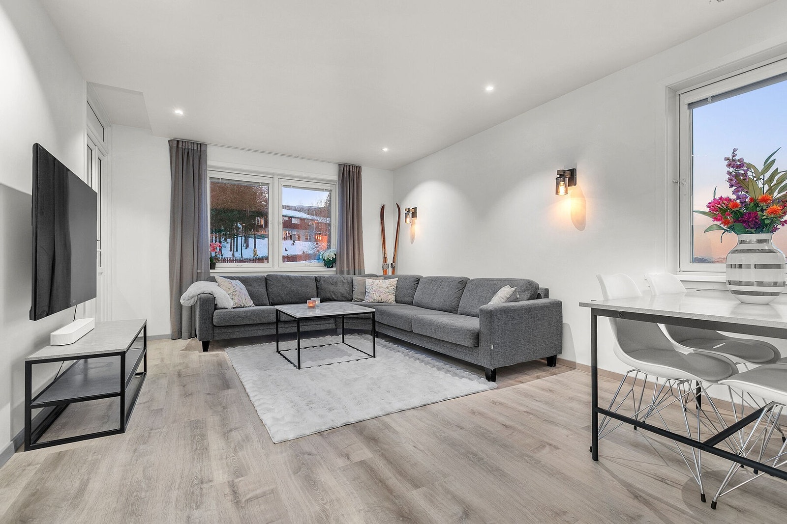 Stue med gips på vegger og i tak. Spotter i tak gir godt lys i rommet. Nye gulv og gode møbleringsmuligheter Galleribilde