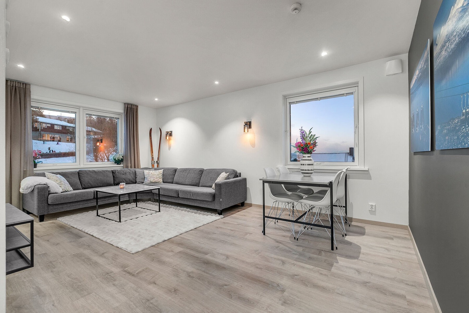 Velkommen til Toppen 1! Pen og oppgradert leilighet med nye gulv, spotter i tak, nytt kjøkken, innglasset balkong og fin utsikt. Foto: Kalle Punsvik Galleribilde