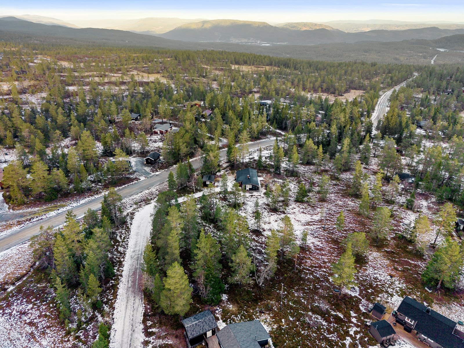 Tomten kan by på svært gode solforhold, og helårsvei som sørger for enkel adkomst. Galleribilde