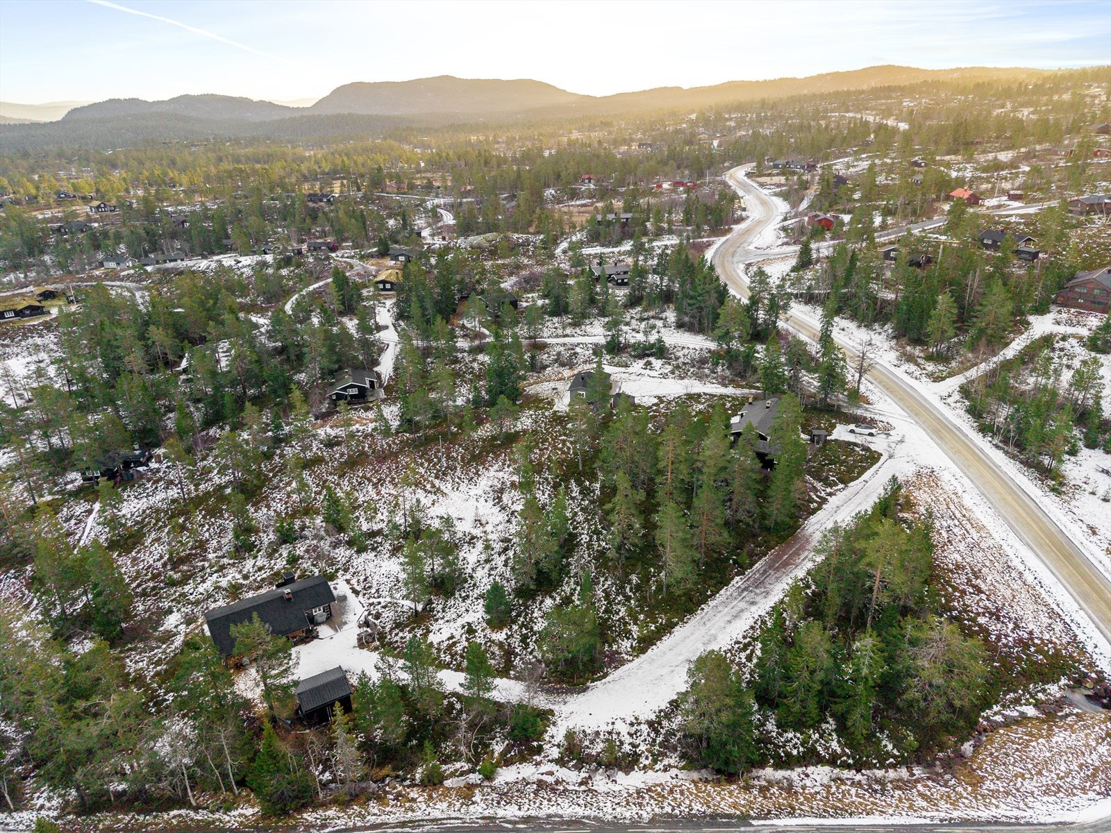 Tomten disponerer et areal på cirka 1 290kvm i følge festekontrakten. Galleribilde