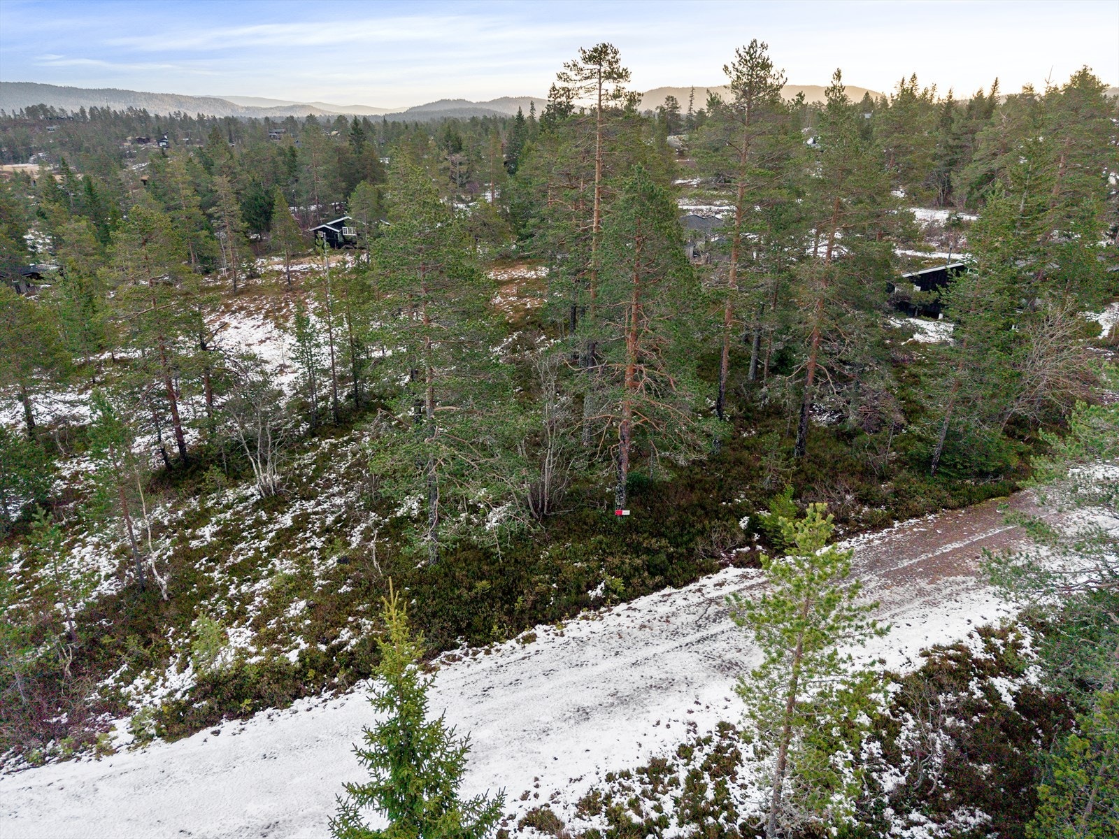 Tomten har en attraktiv og naturskjønn beliggenhet på Blefjell, med turstier som starter rett rundt i nærheten, og strekker seg innover fjellområdet med både bade- og fiskemuligheter i sommerhalvåret. Galleribilde