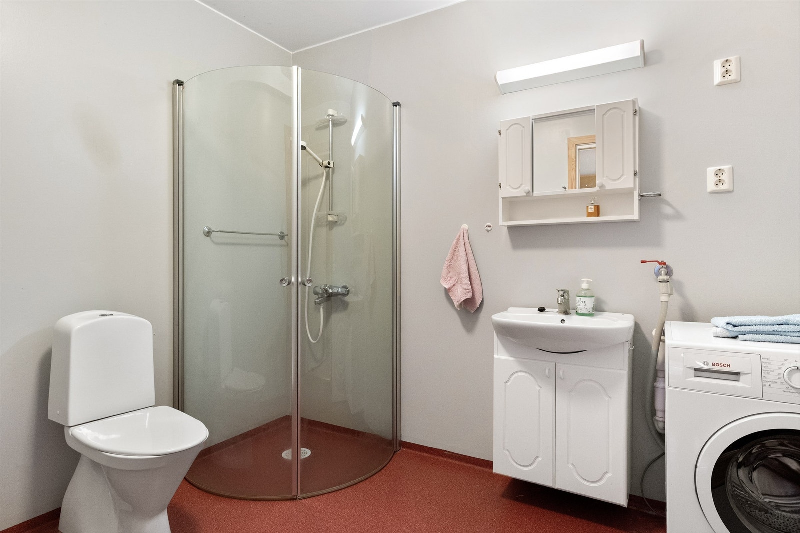 Bad med opplegg til vaskemaskin. Galleribilde