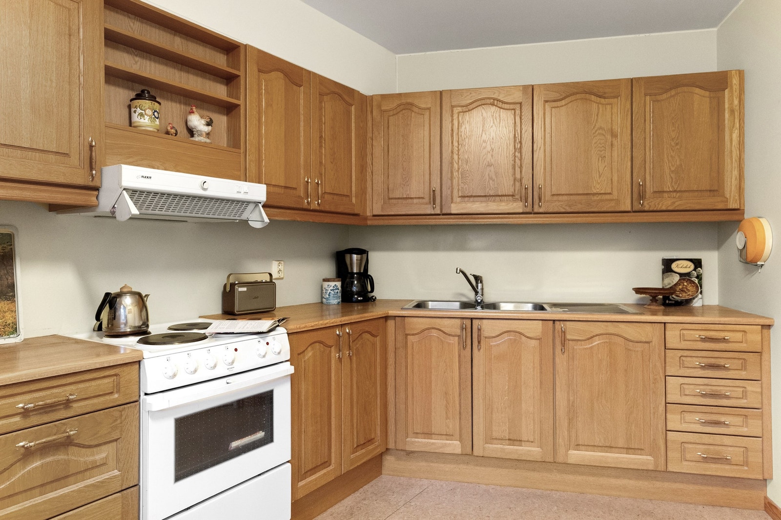 Praktisk kjøkken med god skap- og benkeplass. Galleribilde