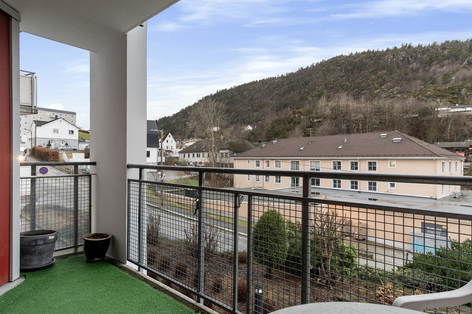 Utsikt over nabolaget mot Damsgårdsfjellet. Galleribilde