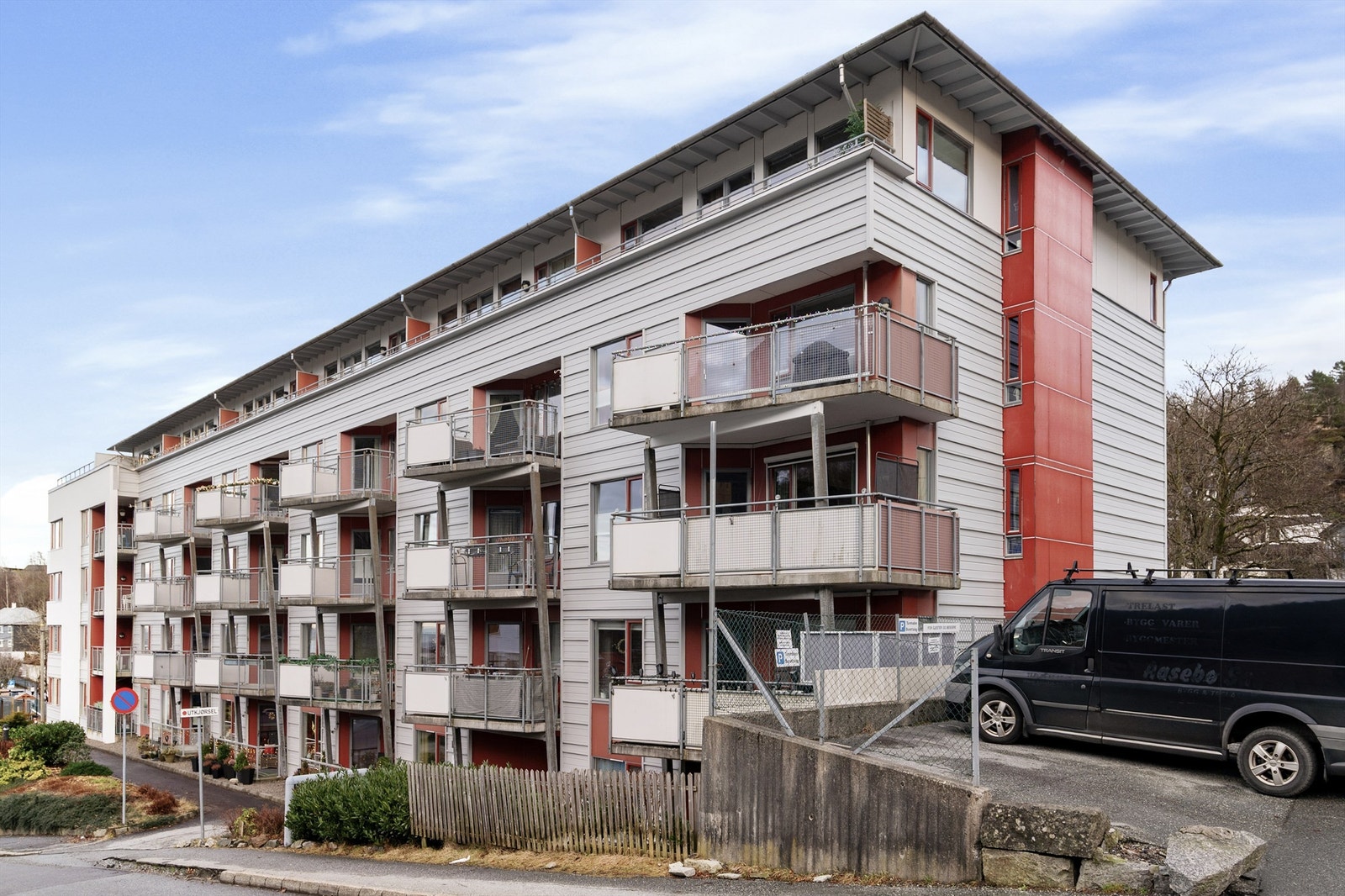 Velkommen til Monrad Mjeldes vei 3- En flott 3-roms seniorleilighet for 55+ med vestvendt balkong samt heisadkomst. Nær buss og butikk. Galleribilde