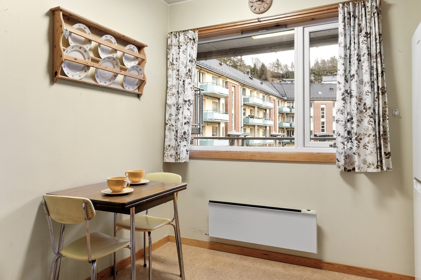 Koselig kjøkkenkrok med plass til et lite spisebord. Galleribilde