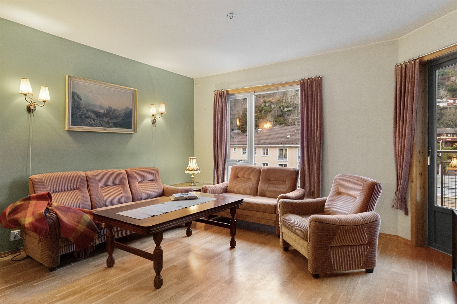 God plass til stor sofagruppe. Galleribilde