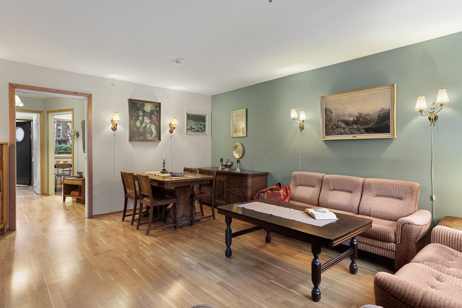 Romslig stue med plass til både sofagruppe og spisestue. Galleribilde