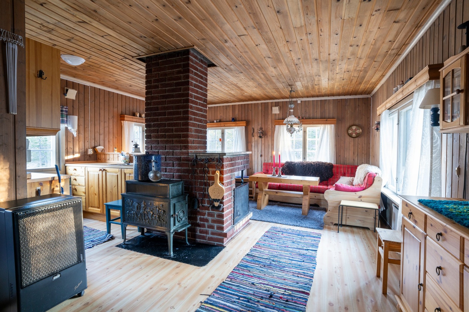 Åpen løsning mellom kjøkken og stue. Galleribilde