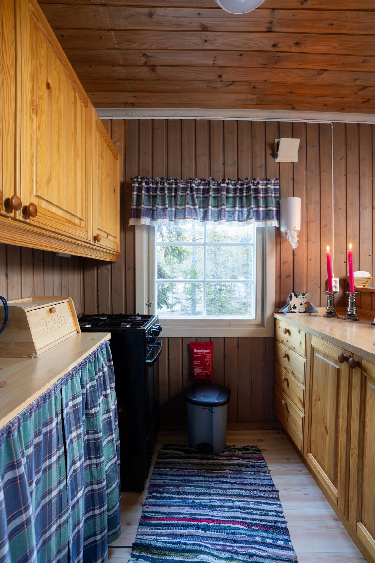 Kjøkkenet har godt med skap- og benkeplass. Galleribilde