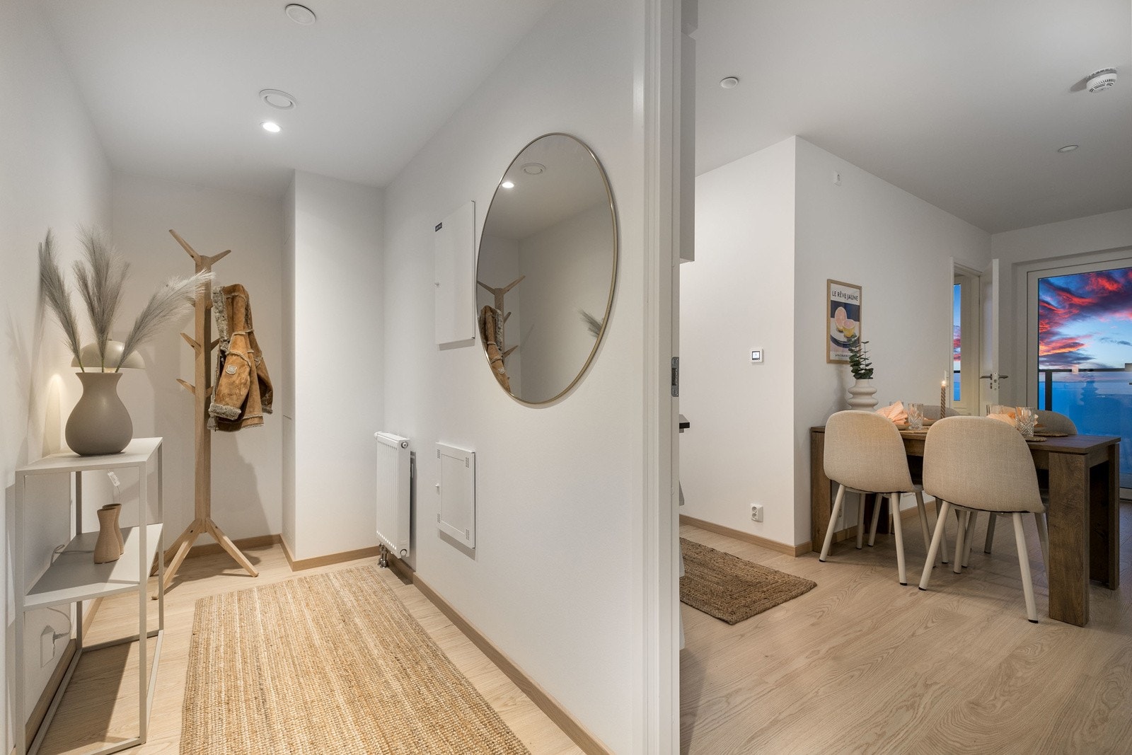 Flott entré/ gang med god avsatt plass til skapinnredning. Galleribilde