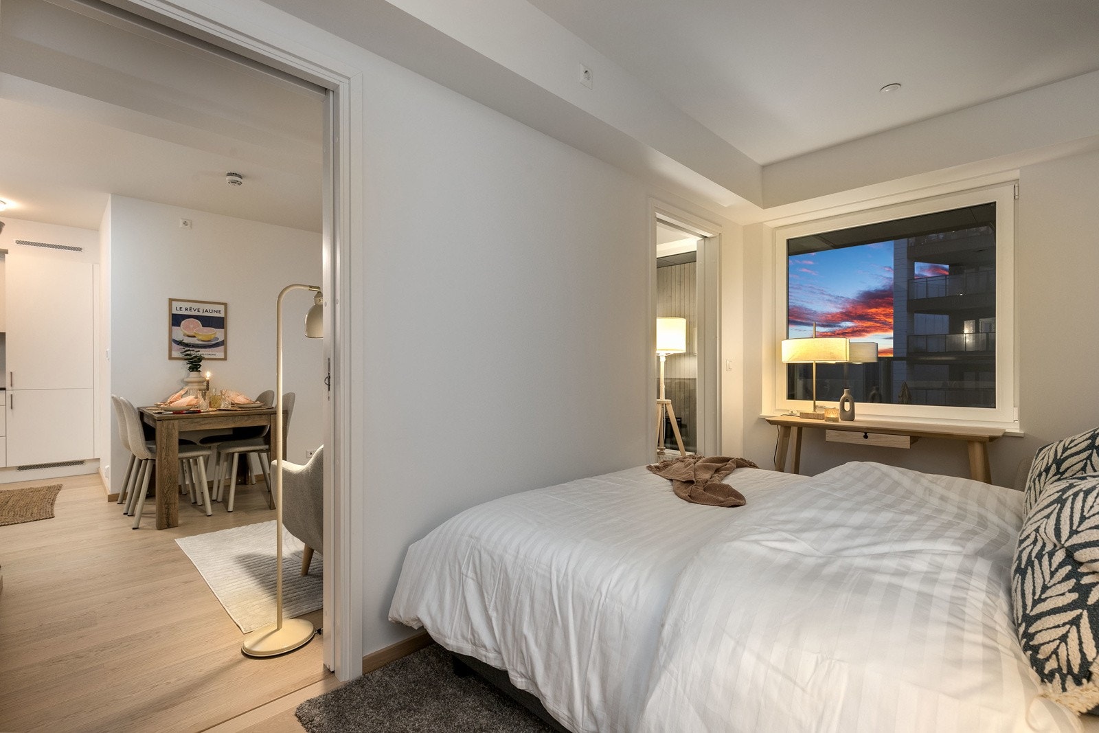 God plass til dobbeltseng med tilhørende nattbord på hver side. Galleribilde