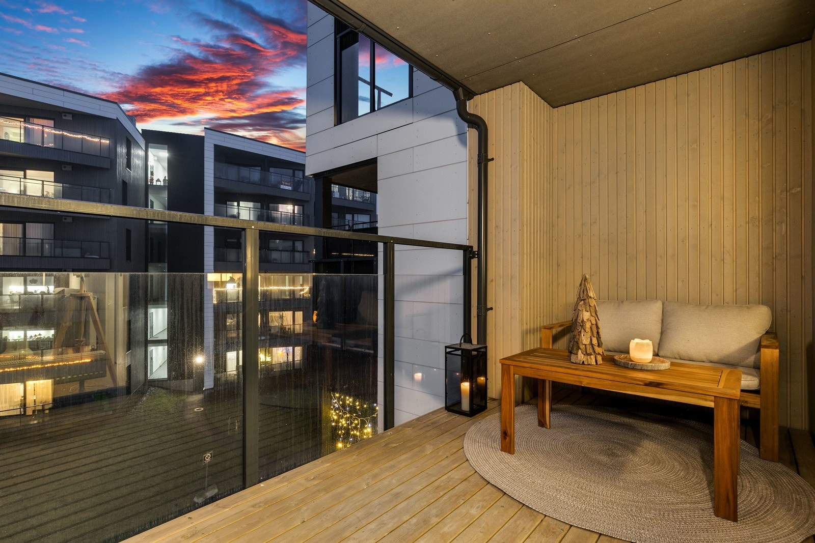 Leiligheten har en flott nordvestvendt balkong på 16 kvm. Her kan man nyte lange dager utendørs i fine omgivelser. Galleribilde