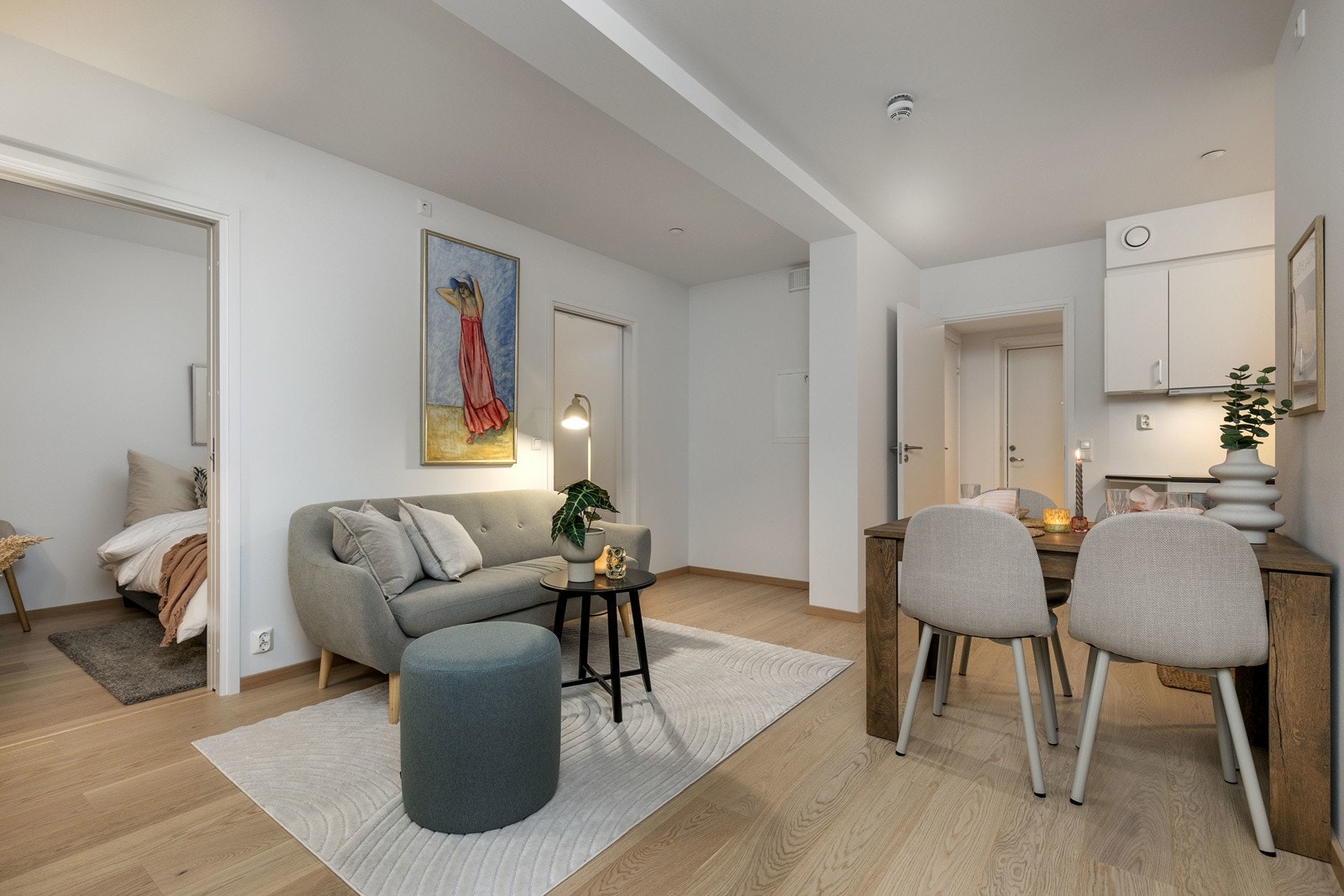 Leiligheten har en gjennomført høy standard, med 1-stavs hvitpigmentert eikeparkett og listfrie vindussmyg. Galleribilde