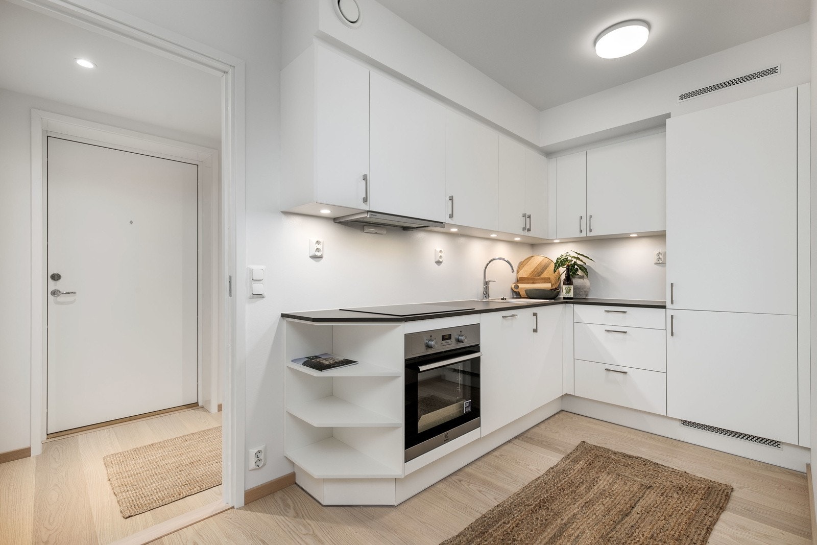 Kjøkkenet er utformet i praktisk vinkelløsning. Her har man rikelig med skap og benkeplass. Galleribilde