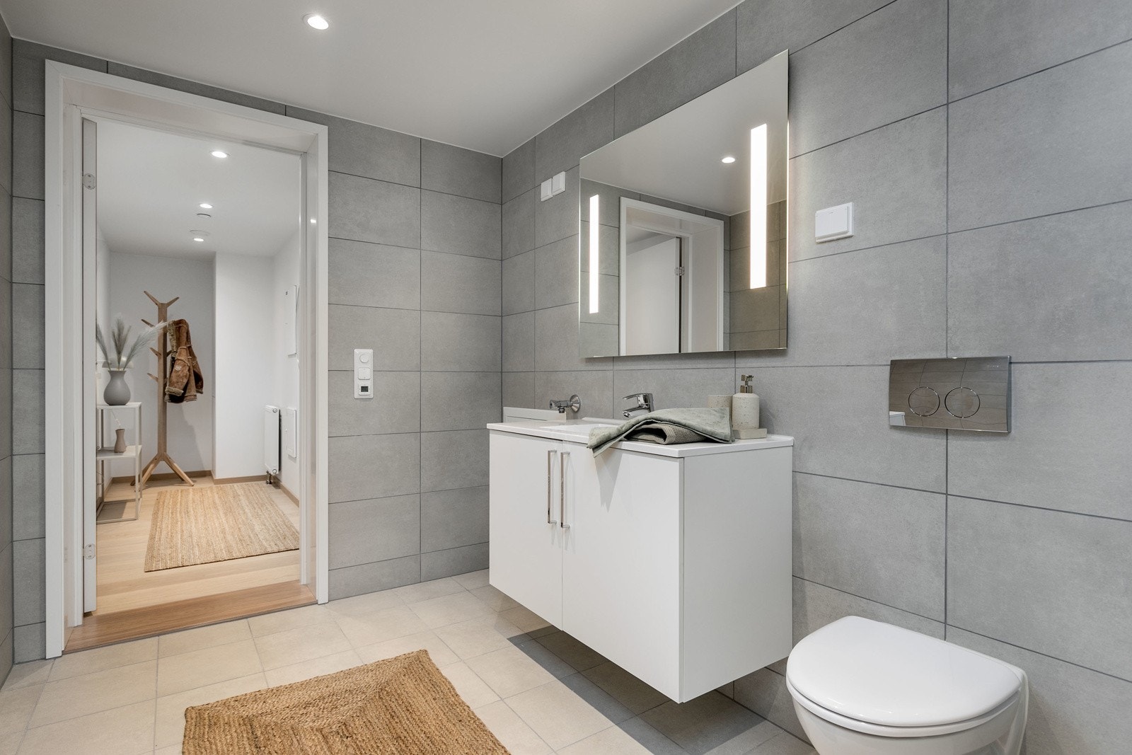 Badet har varmekabler i gulv. Opplegg for vaskemaskin. Galleribilde