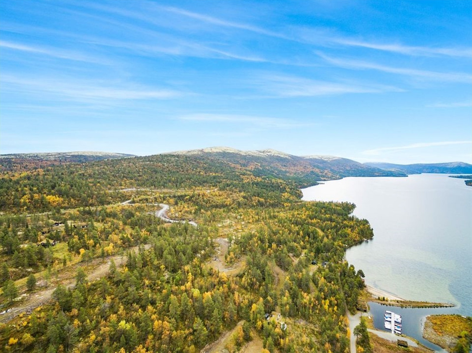 Dronefoto. Båthavna ses i høyre hjørne.jpg Galleribilde