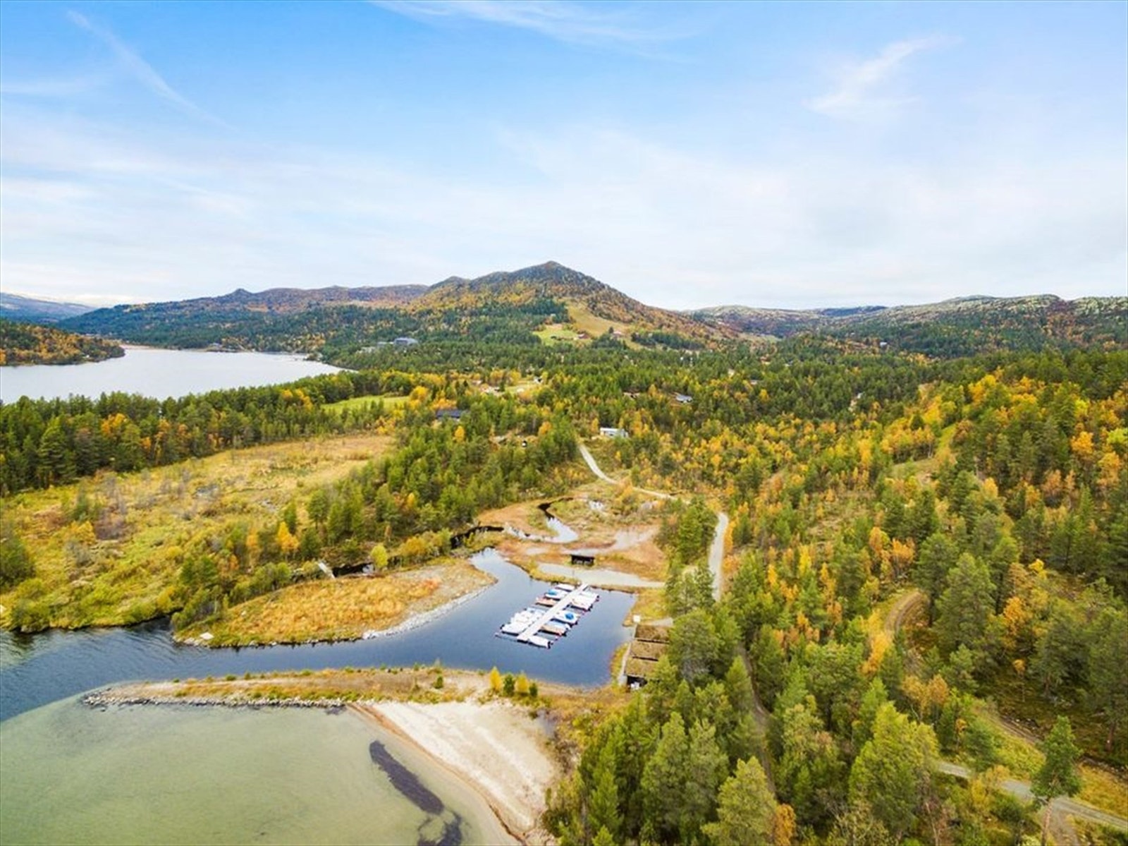 Sandstrand og båtbrygge i kanten av tomtefeltet. Savalen er langgrunn i nordenden..jpg Galleribilde