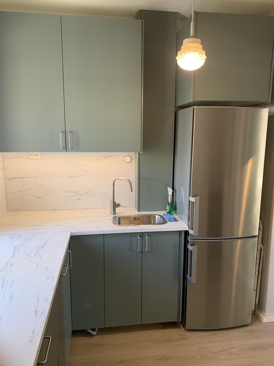 Kjøkkenet har også kjøleskap og oppvaskmaskin, og god skapplass Galleribilde