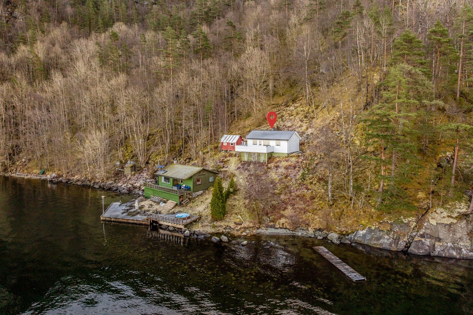 Velholdt fritidsbolig med egen brygge og ca. 30 meter strandlinje Galleribilde