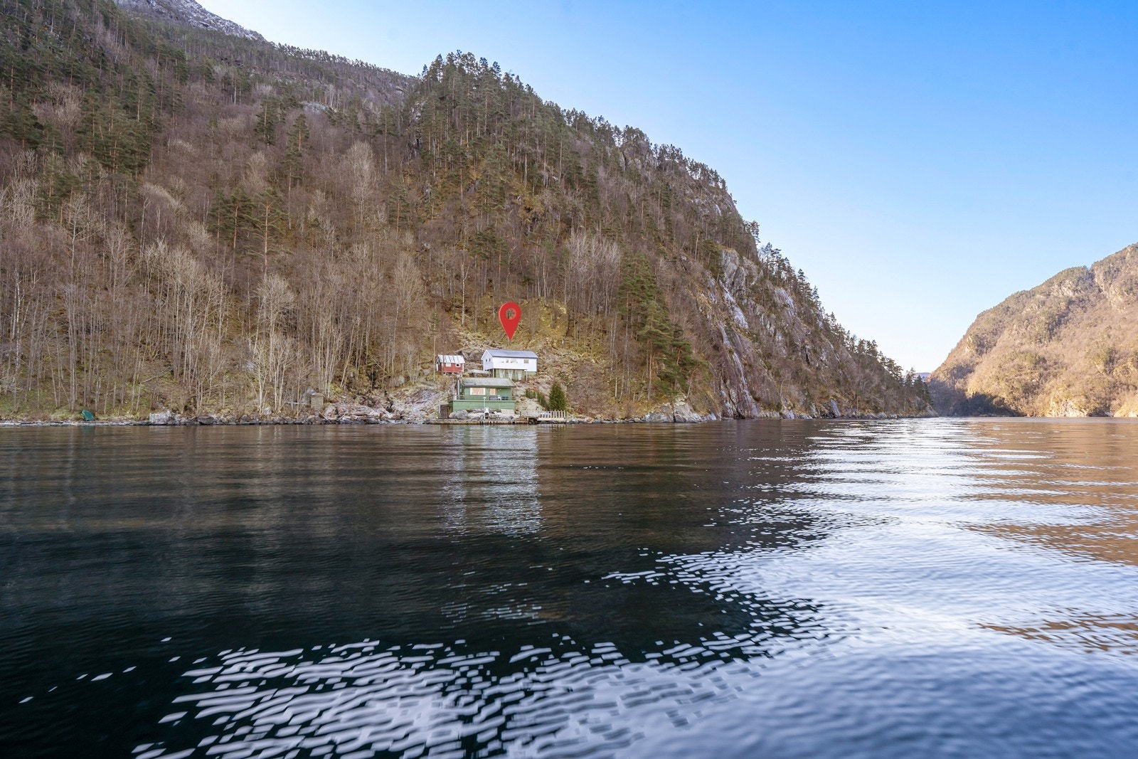 Pt. er det enklest å ta seg til hytten i båt men det er også parkering for to biler i terrenget over hytten Galleribilde